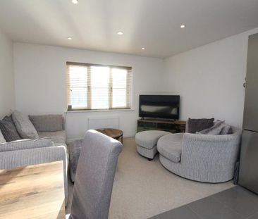 2 bedroom coach house to rent - Photo 1