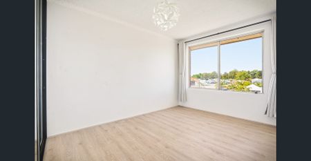 Stylish Two-Bedroom Apartment with Balcony in the Heart of Mascot - Photo 3