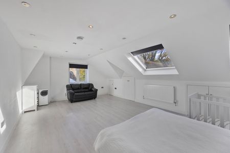 3 Bed Flat, Chiswick, W4 - Photo 2