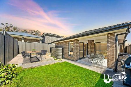 “Elegant Single Level Family Home !!” - Photo 3