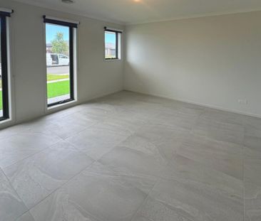 Spacious 4-Bedroom Home with Alfresco Entertaining! APPLICATIONS NO... - Photo 1