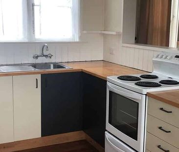 Close to town, tidy home - Photo 4