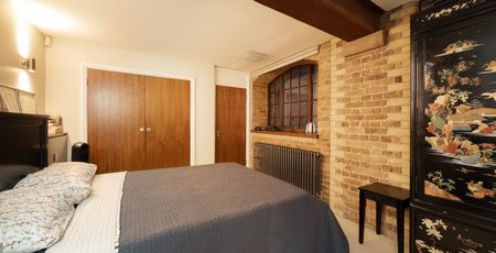 A highly desirable three bedroom warehouse conversion boasting fantastic views of the River Thames and Tower Bridge. - Photo 3