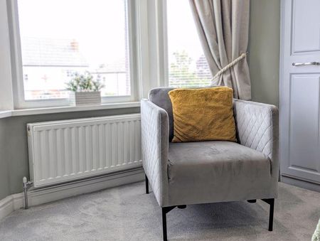 4 bedroom semi-detached house to rent - Photo 5