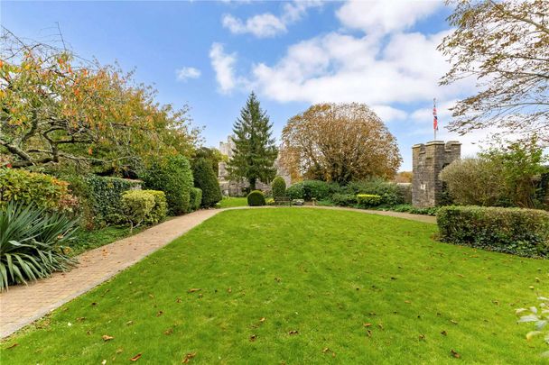 Charming Ground Floor Apartment in Historic Castle Setting - Photo 1