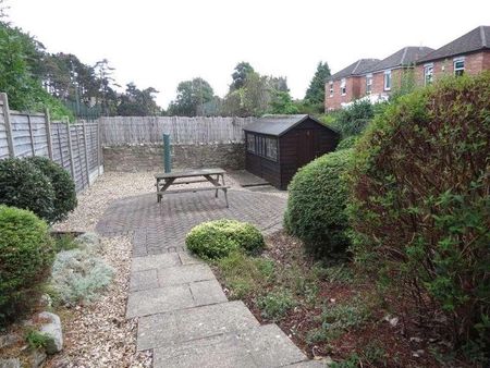 Bedroom House In Bournemouth, BH9 - Photo 3