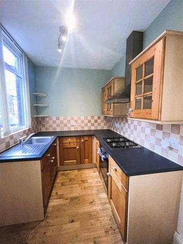 3 bedroom end of terrace house to rent - Photo 3