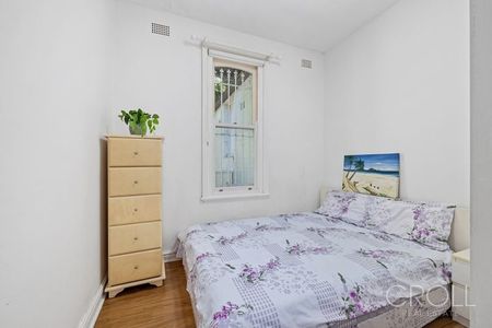 Charming Single Level Two Bedroom Garden Apartment - Photo 3