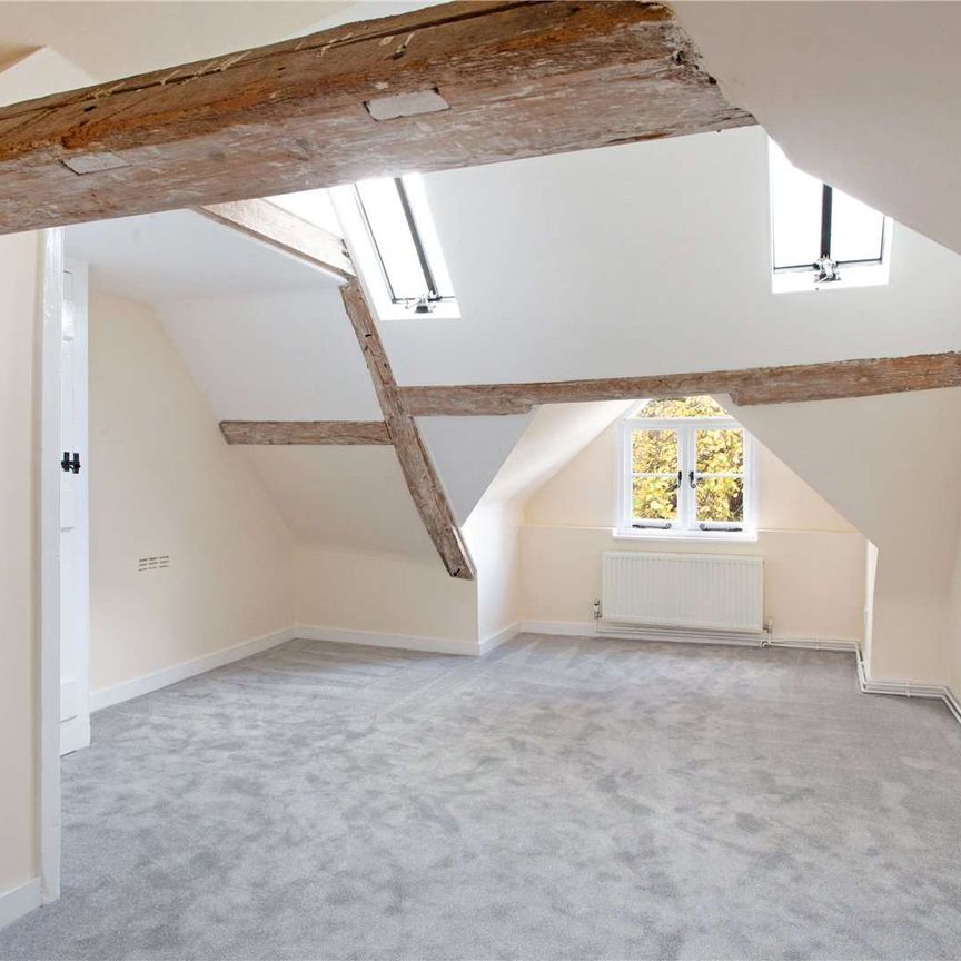 A charming two bedroom cottage in central Winchester. - Photo 1