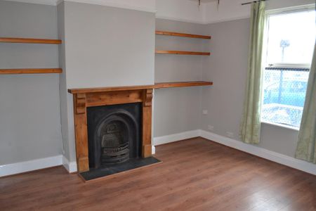 3 bedroom end of terrace house to rent - Photo 2