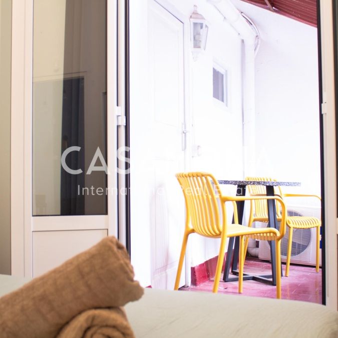 Cozy 2-Bedroom Apartment with Terrace in Central Gótico - Photo 1