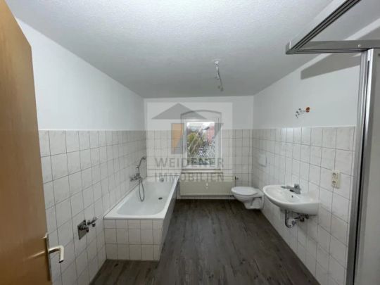 Neuer Bodenbelag, Wanne und Dusche! Schicke 3 Zimmer DG Wohnung - Foto 1