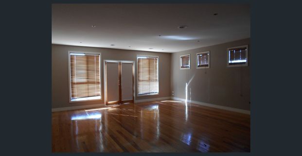 GREAT LOCATION WALKING DISTANCE TO TRAIN STATION - Photo 1