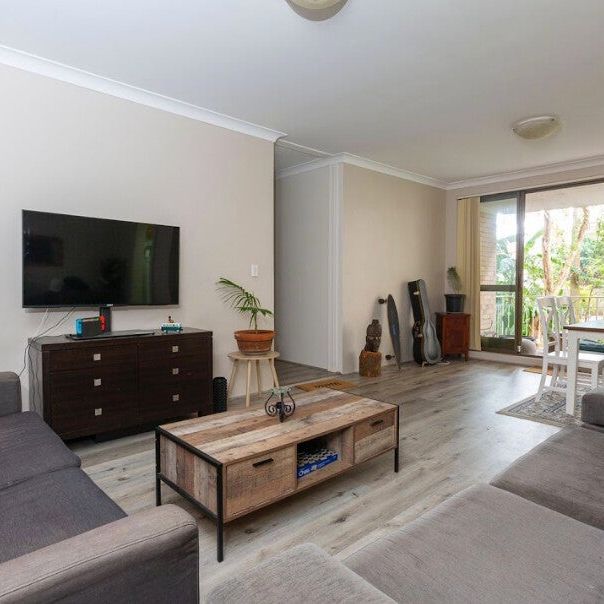 Queens Park - Photo 1