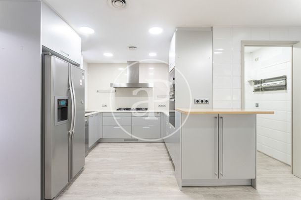 Penthouse for Rent in Turó Park - Photo 1