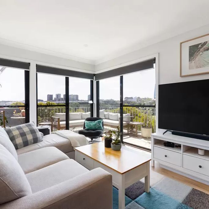 Top-floor retreat with breathtaking city views - Photo 1
