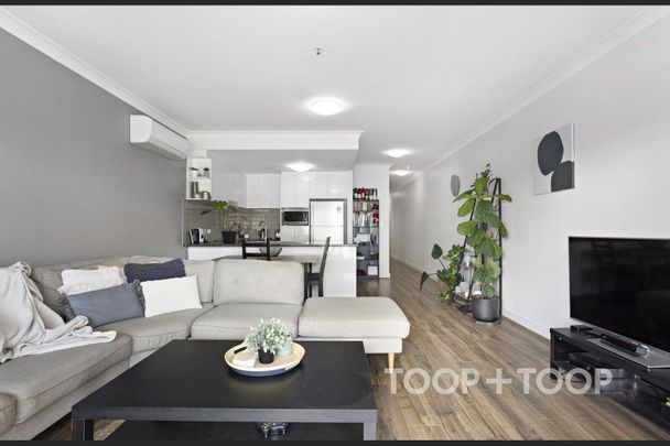 Charming & Modern Apartment in the Heart of St Clair - Photo 1