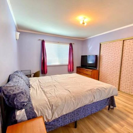 Master bedroom with ensuite and skylight - Photo 3