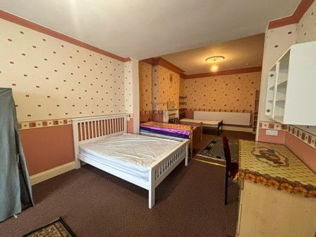 1 bedroom in a house share to rent - Photo 4