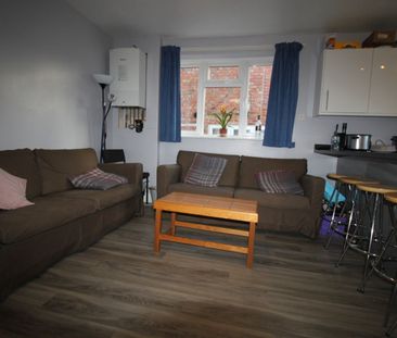 5 Bed Semi-Detached House, Harrison Road, SO17 - Photo 1