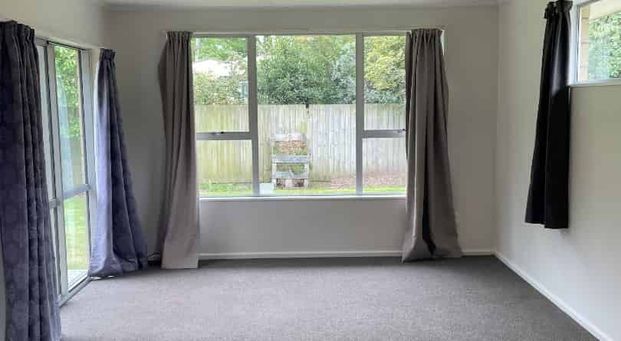 Spacious Three Bedroom House In Ferndown - Photo 1