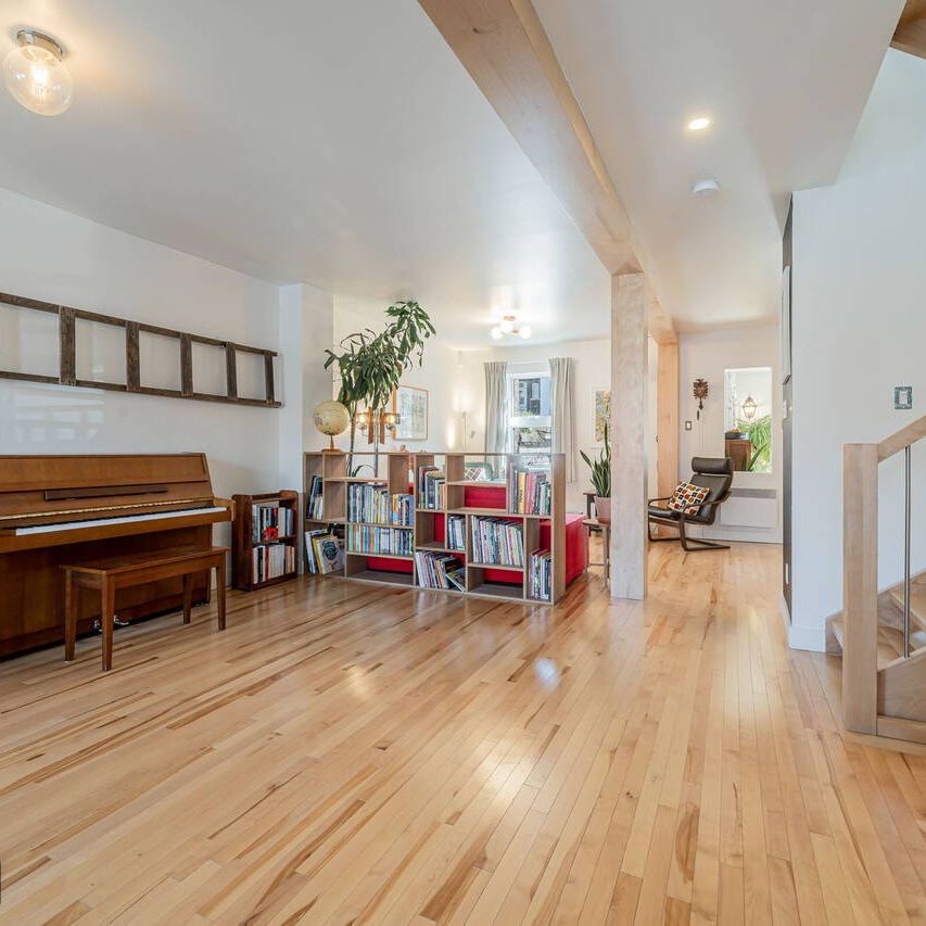 Furnished two-story house for rent in Villeray - abundant natural light - Photo 1