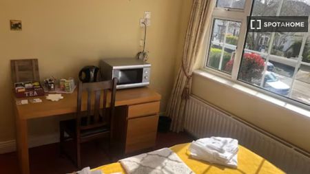 Room for rent in 4-bedroom house in Clontarf, Dublin - Photo 4