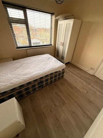 4 Bed Semi-Detached House, The Martyrs Close, CV3 - Photo 4