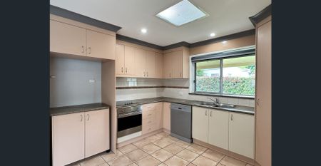 3 BEDROOM BRICK HOME - Photo 5