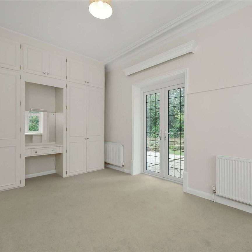 Recently refurbished, spacious two-bedroom garden flat in a convenient Sunningdale location. - Photo 1