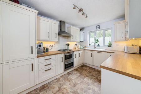 2 bedroom end of terrace house to rent - Photo 4