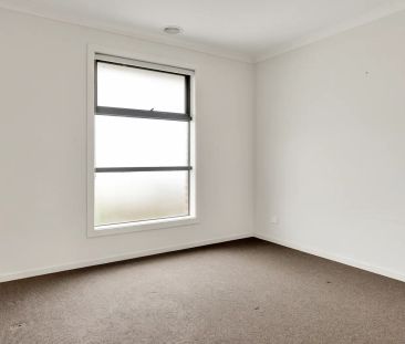 Modern Family Living in Tarneit - Photo 1