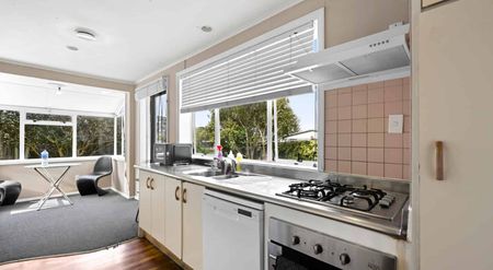 Affordable 4 Bedroom Home in Chartwell - Photo 4