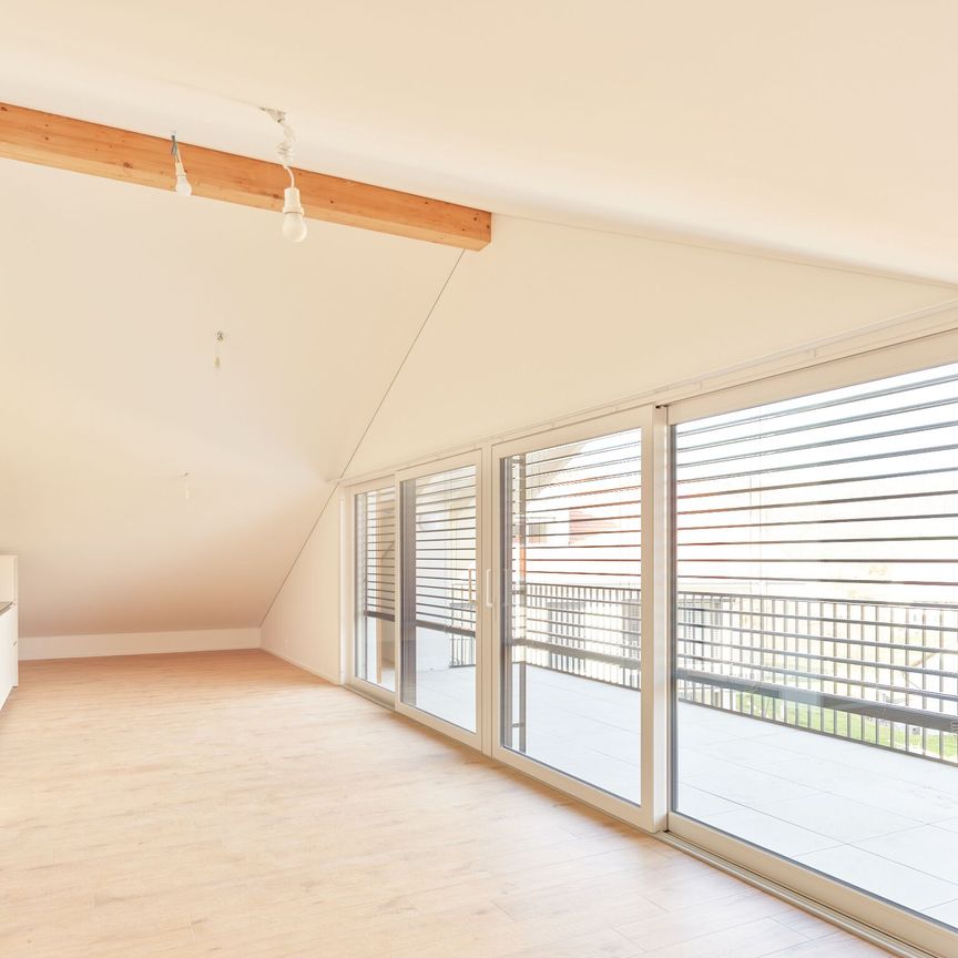 Luxurious 2.5 attic, large bay window on covered balcony - Photo 1