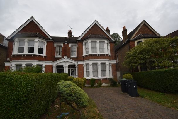 Flat to rent - Penerley Road, London, SE6 - Photo 1