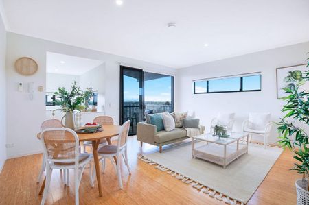 Modern Top-Floor Apartment with Stunning Views and Prime Location - Photo 5