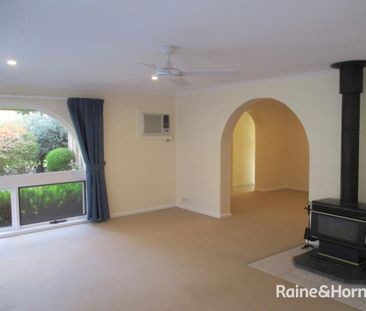 Spacious Family Home with Pool, including fortnightly servicing - Photo 5