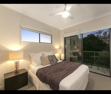 Stunning Contemporary Apartment with Views - Photo 3