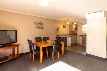 Low maintenance, fully furnished unit in Waikiwi! - Photo 2
