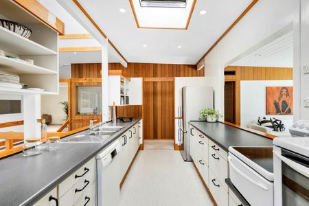 A Rare Mid-Century Treasure - Where Timeless Design Meets Tranquil Living - Photo 5