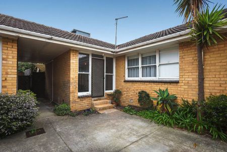 Freshly Renovated Coastal Retreat – Walk to the Beach! - Photo 5