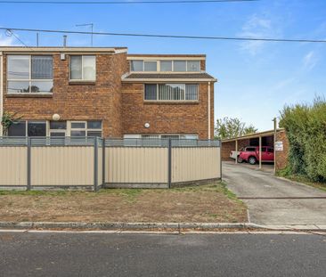 TWO BEDROOM TOWNHOUSE IN GREAT LOCATION - Photo 5
