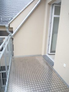 Julius-Fucik-Str. 24, Wohnung 6 ~~~ Dachgeschoss, Balkon, Badezimmer mit Wanne und Dusche, Gäste-WC, Abstellfläche im Spitzboden - Foto 2