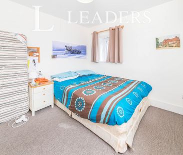 4 bedroom semi-detached to rent Cantelupe Road - Photo 5