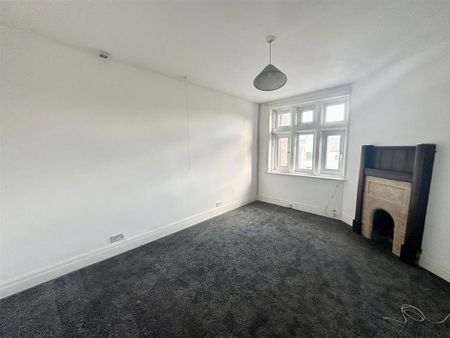 3 bedroom flat to rent - Photo 3