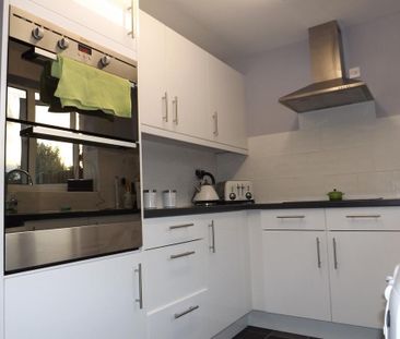 2 bedroom end of terrace house to rent - Photo 2
