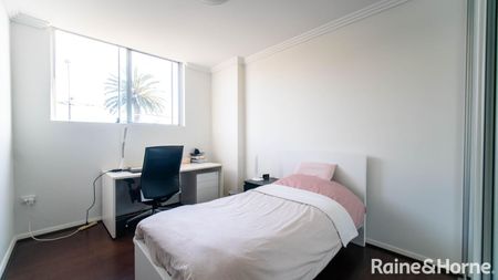 Spacious Apartment with Oversized Terrace in Prime Location - Photo 2