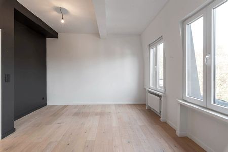 Trendy gerenoveerd 2 slaapkamer appartement recht tegenover het Boelaerpark! - Foto 2