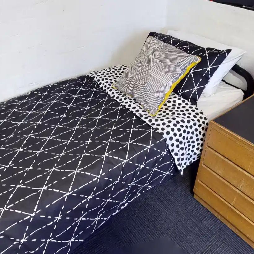 Single Room - Chisholm College - Photo 1