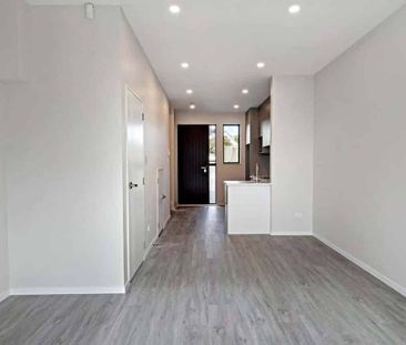 3-Bedroom Townhouse+1 Study in Te Atatū Peninsula! - Photo 1